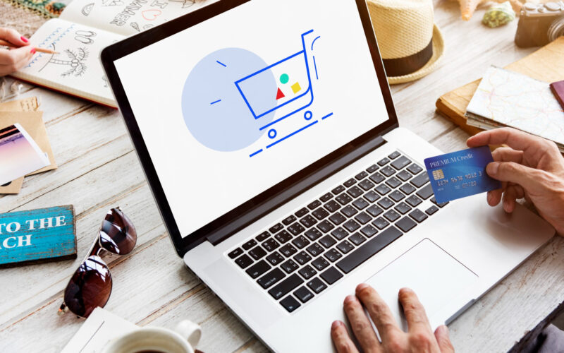 un utilizator foloseste un laptop pentru a face cumparaturi online