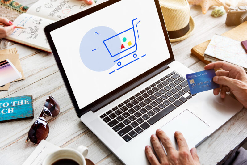 un utilizator foloseste un laptop pentru a face cumparaturi online