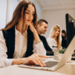 angajati care folosesc computere