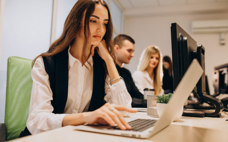 angajati care folosesc computere