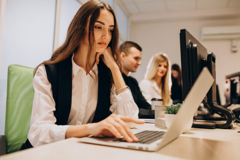 angajati care folosesc computere