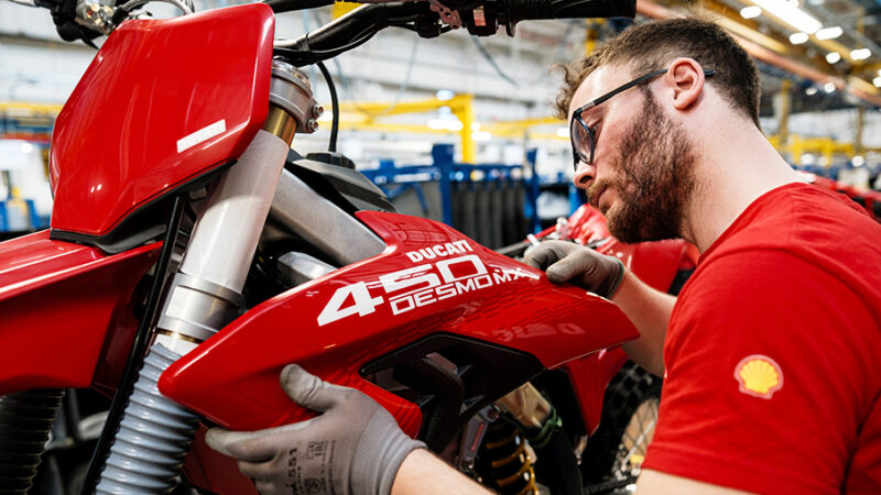 motocicleta rosie de la ducati pe linia de asamblare