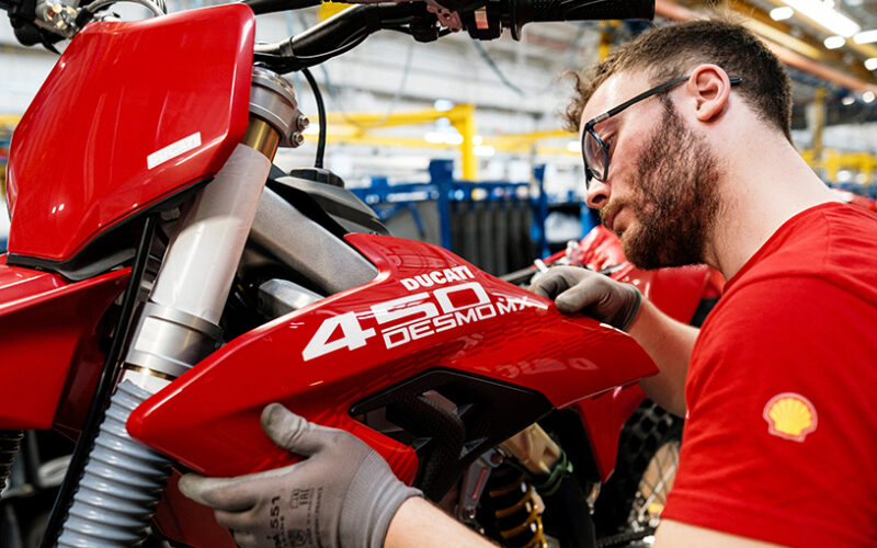 motocicleta rosie de la ducati pe linia de asamblare