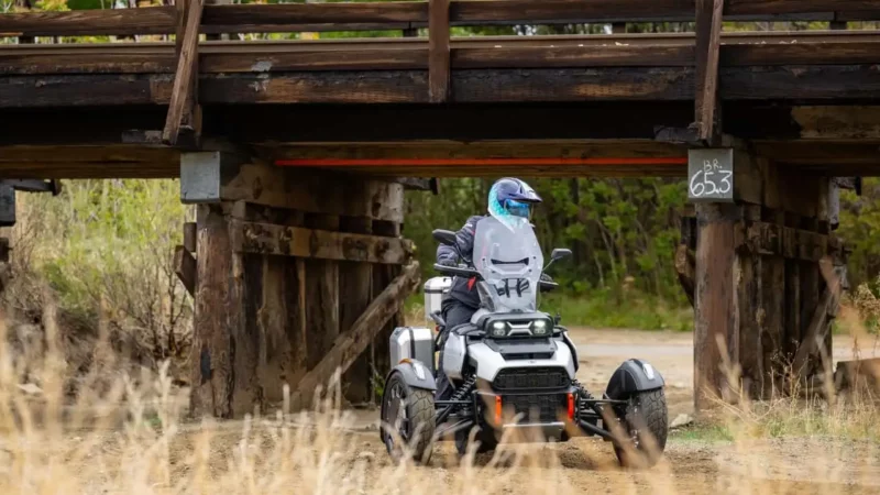trike can am fotografiat in offroad cu un pod in spate