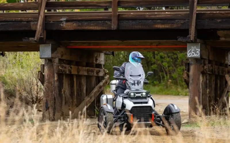 trike can am fotografiat in offroad cu un pod in spate