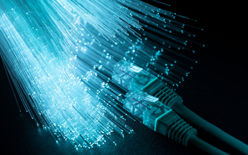 mufe ethernet alaturi de cabluri de fibra optica