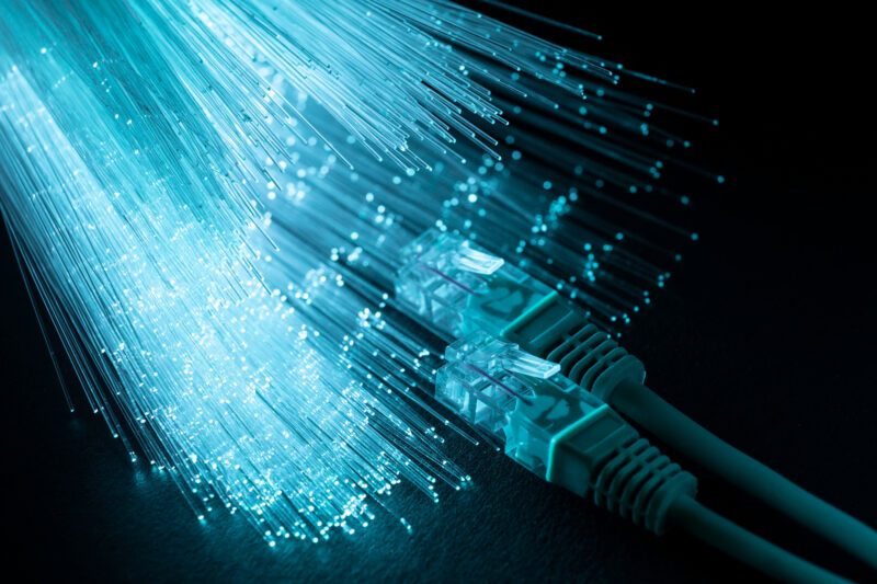 mufe ethernet alaturi de cabluri de fibra optica