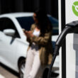 un ev e incarcat la o statie publica