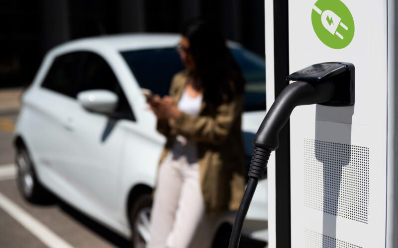 un ev e incarcat la o statie publica