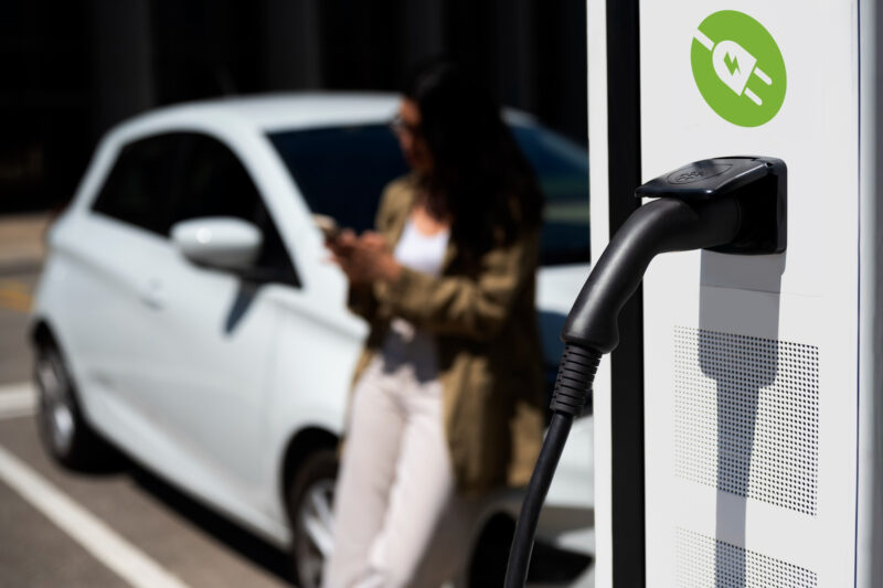 un ev e incarcat la o statie publica