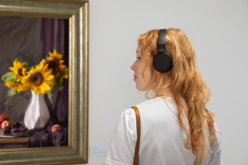 o femeie viziteaza o galerie de arta