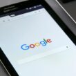 Sigla google pe un telefon mobil