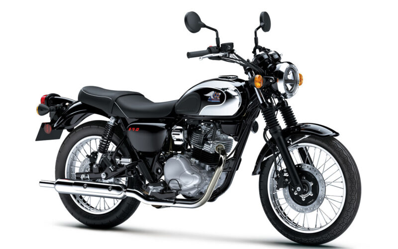 motocicleta clasica de la kawasaki de culoare neagra