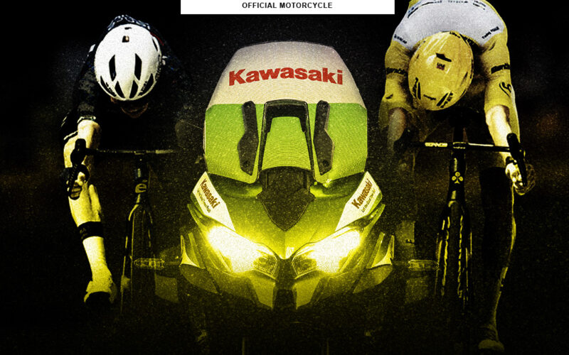 poster pentru competititia turul frantei 2025 cu o 2 motociclisti si o motocileta la mijloc pe fundal negru