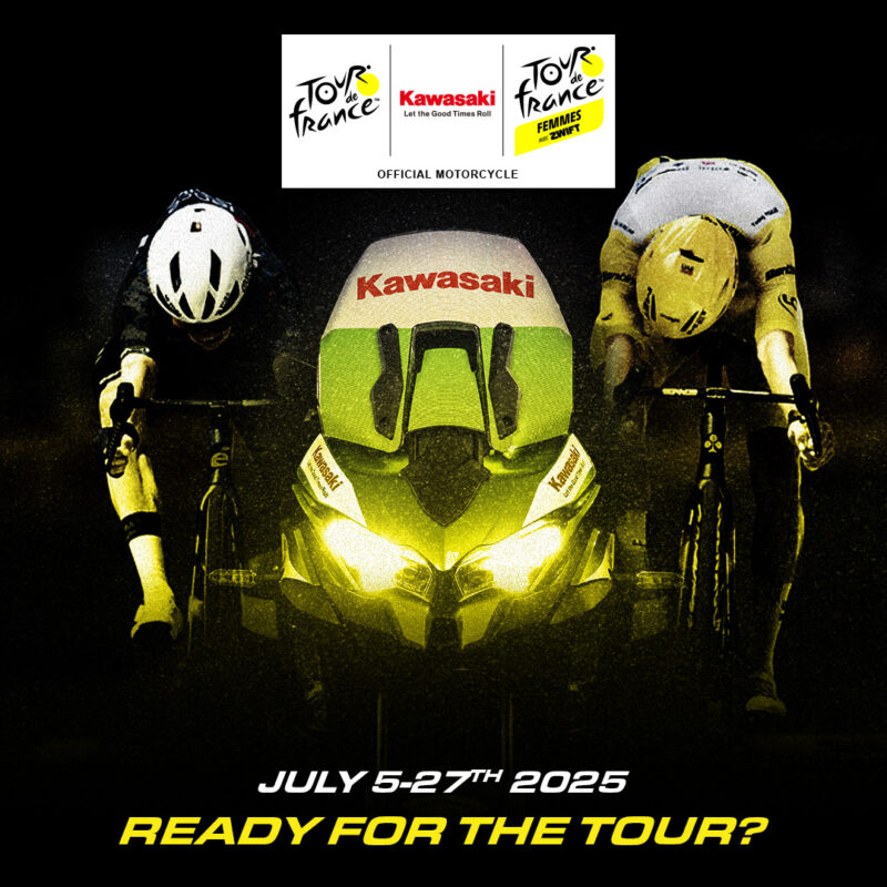 poster pentru competititia turul frantei 2025 cu o 2 motociclisti si o motocileta la mijloc pe fundal negru