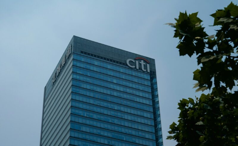 Logo Citigroup pe o cladire de afaceri