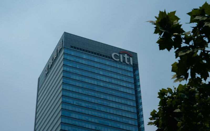 Logo Citigroup pe o cladire de afaceri