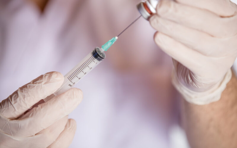 o seringa este umpluta cu un medicament