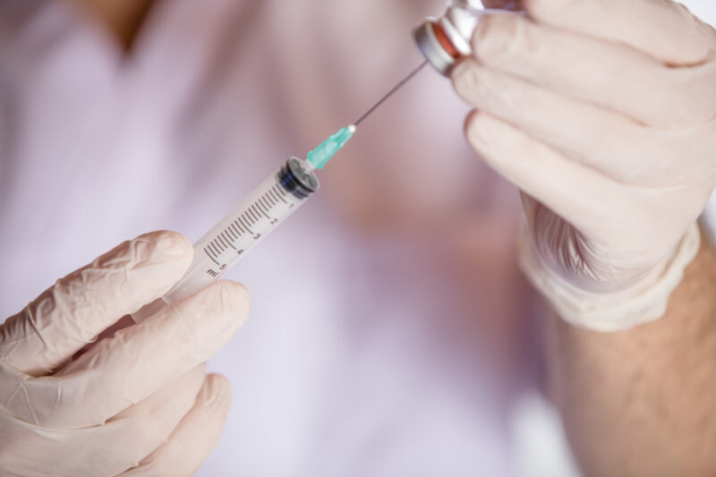 o seringa este umpluta cu un medicament