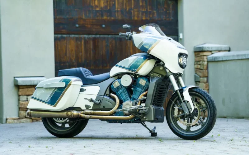 motocicleta indian facuta pe comanda in editie limitata fotografiata in mediu urban