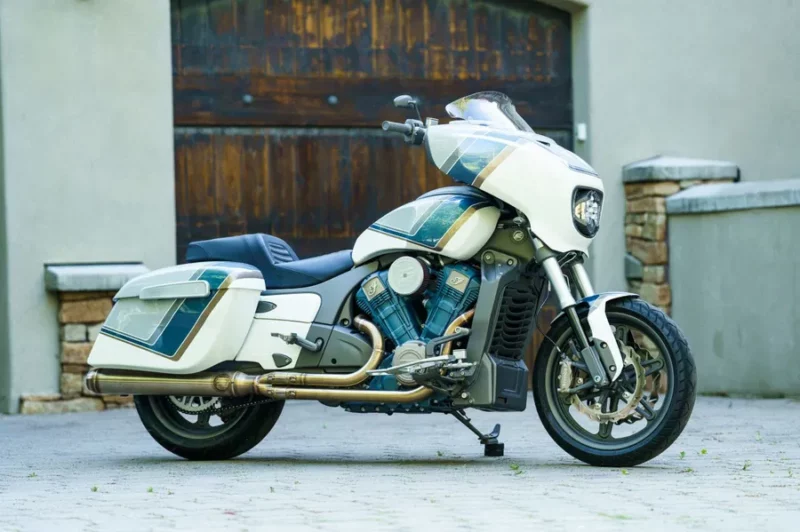 motocicleta indian facuta pe comanda in editie limitata fotografiata in mediu urban