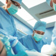 o echipa medicala efectueaza o operatie