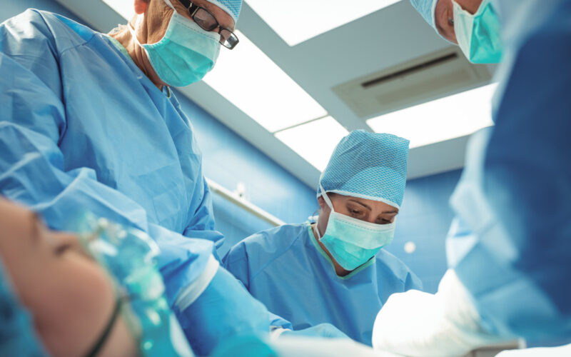 o echipa medicala efectueaza o operatie