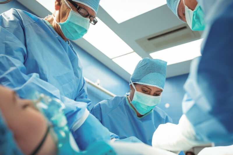 o echipa medicala efectueaza o operatie