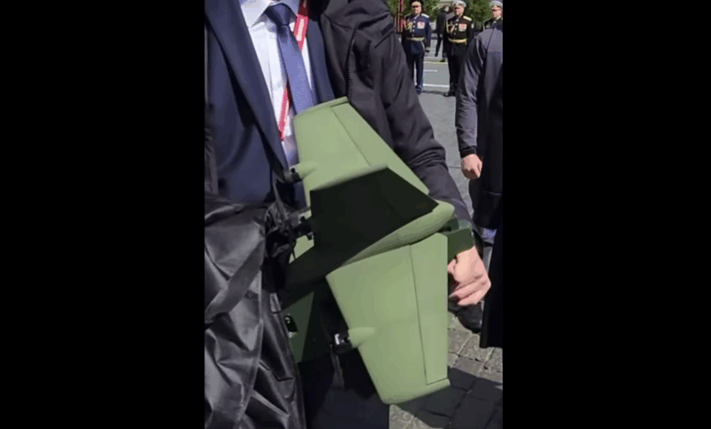 Un interceptor de drone în brațele unui agent rus care îl proteja pe președintele Vladimir Putin