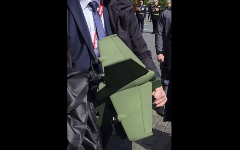 Un interceptor de drone în brațele unui agent rus care îl proteja pe președintele Vladimir Putin