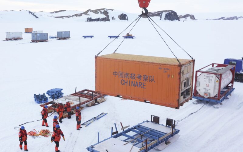 Nava chineză care debarcă materiale la o bază antarctică