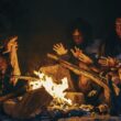 Comunitate neanderthaliană în jurul focului