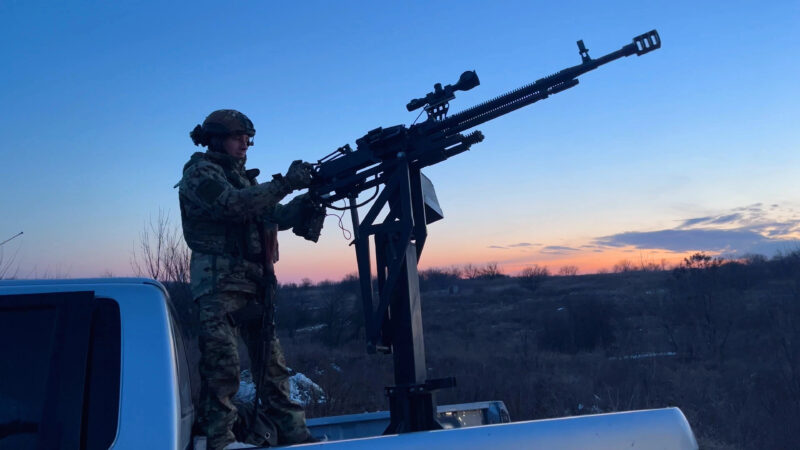 un soldat ucrainean dintr-o unitate de aparare aeriana impotriva dronelor