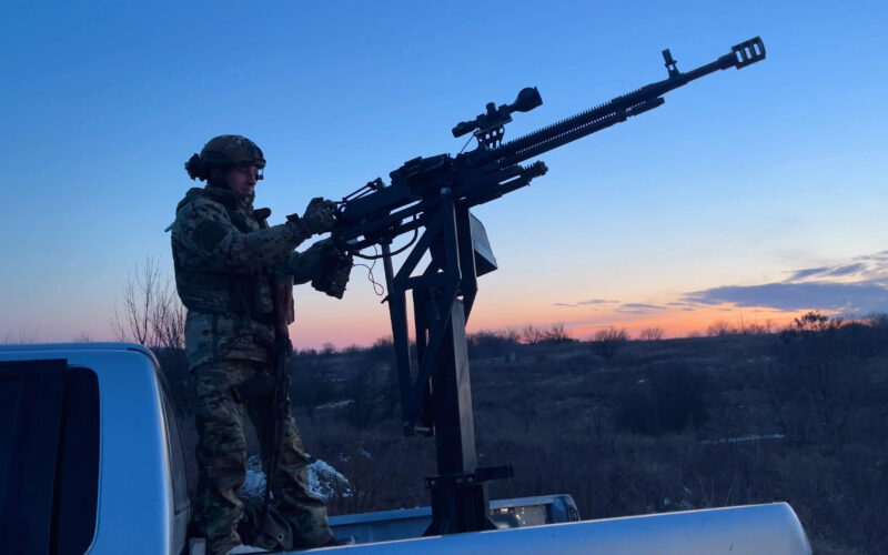 un soldat ucrainean dintr-o unitate de aparare aeriana impotriva dronelor