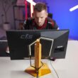 Monitor de gaming de la AGON, cu branding CS2, folosit de un gamer