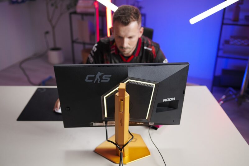 Monitor de gaming de la AGON, cu branding CS2, folosit de un gamer