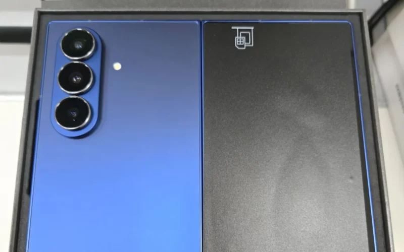 imagine cu telefonul galaxy z7 fold inainte de lansare