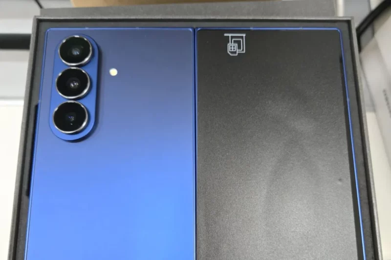 imagine cu telefonul galaxy z7 fold inainte de lansare