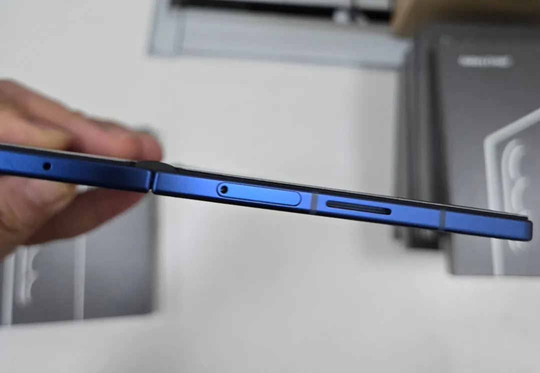 imagine cu telefonul galaxy z7 fold inainte de lansare