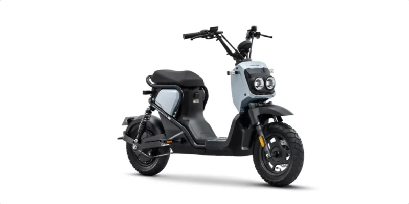scuter honda electric de culoare alba si desing minimalist