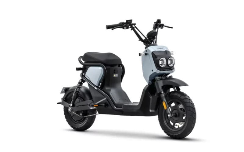 scuter honda electric de culoare alba si desing minimalist