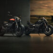 doua motociclete de tipul cruiser de la triumph fotogragie la apus pe o scena de prezentare