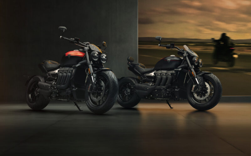 doua motociclete de tipul cruiser de la triumph fotogragie la apus pe o scena de prezentare