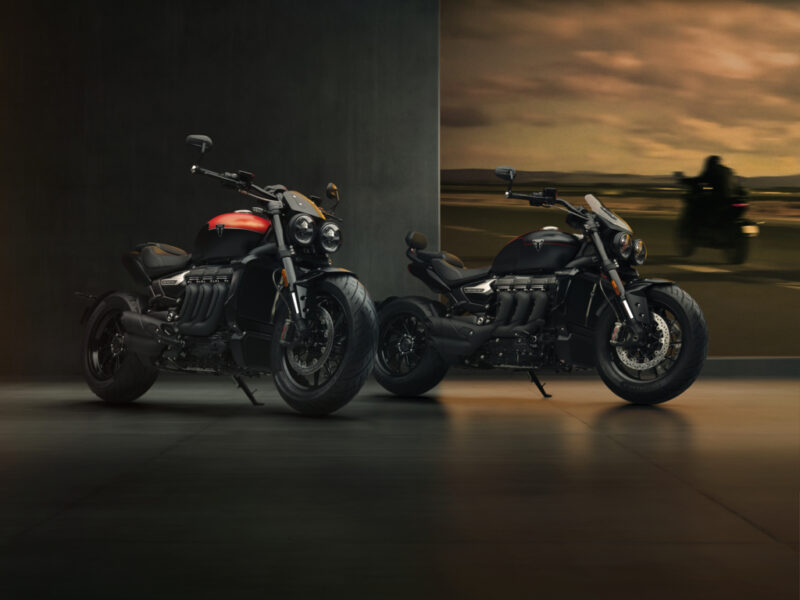 doua motociclete de tipul cruiser de la triumph fotogragie la apus pe o scena de prezentare