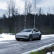 Tesla Model Y conducând pe un drum