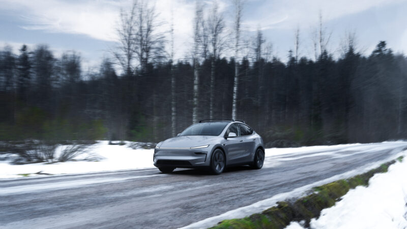 Tesla Model Y conducând pe un drum