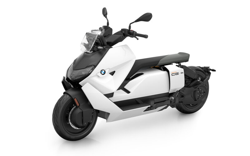 scute electric de la bmw in doua culori alb negru