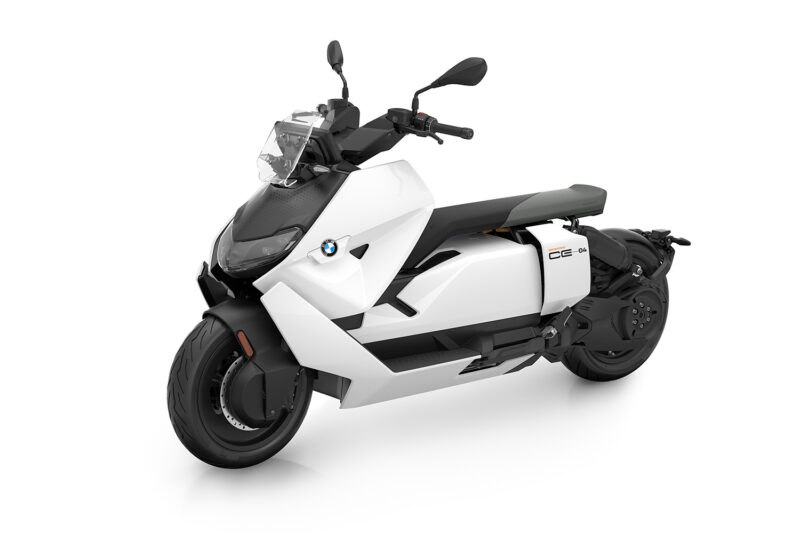 scute electric de la bmw in doua culori alb negru