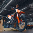 motocicleta galbena de tip off road fotografiata in sala de producie