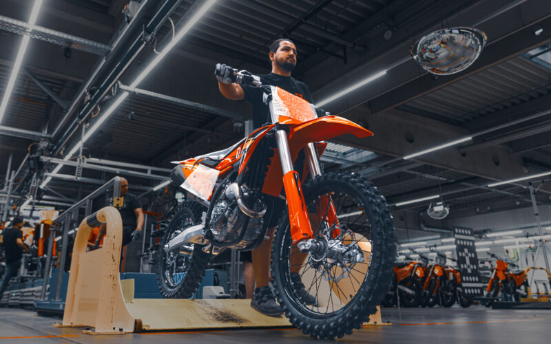 motocicleta galbena de tip off road fotografiata in sala de producie